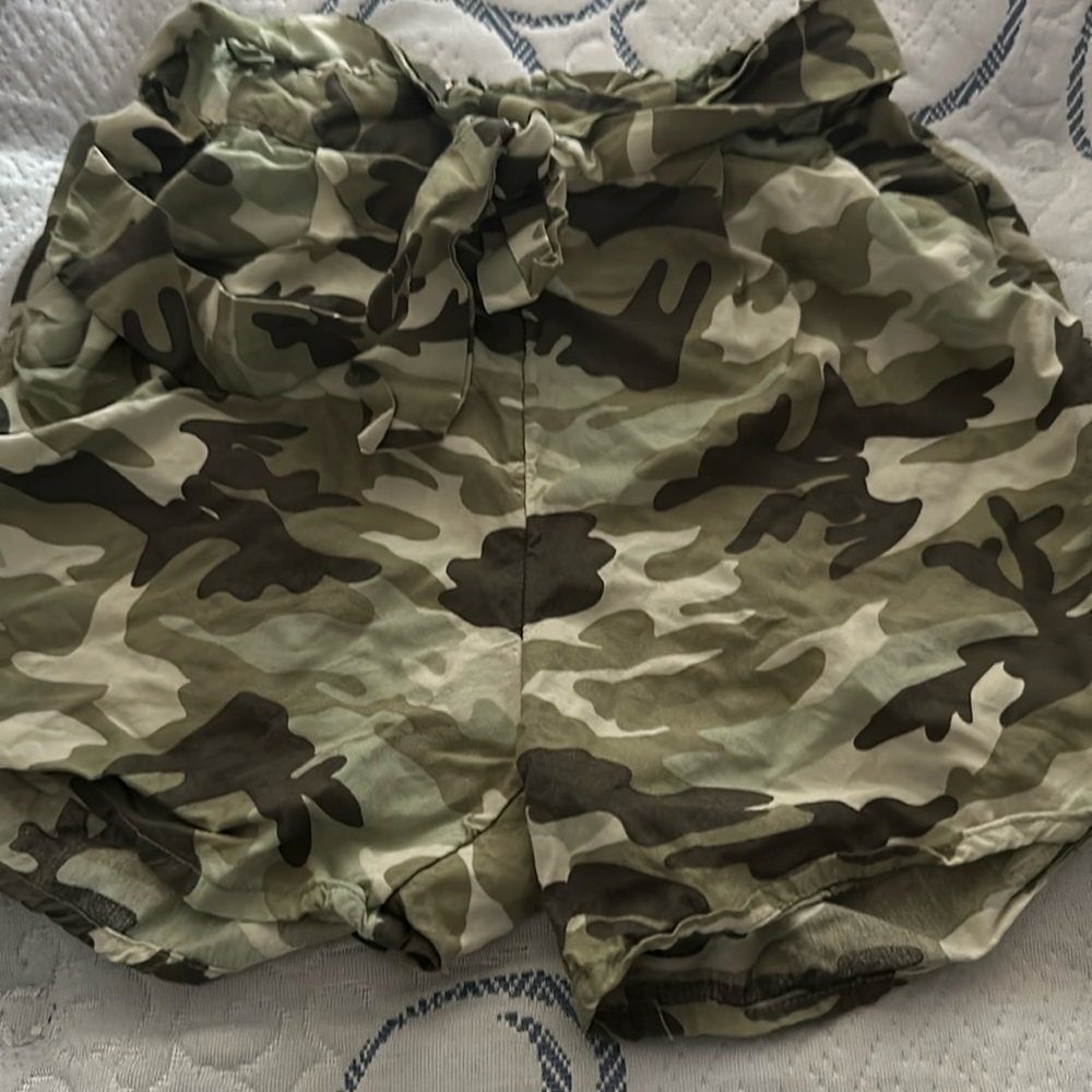 Justice size 8 camo girls shorts elastic waist and pockets